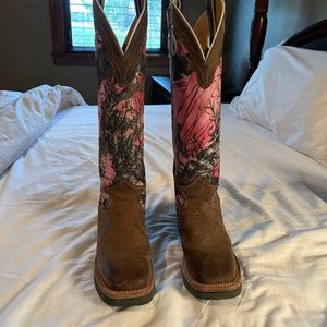 Womens 9B Justin pink camo snakeboots